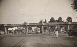Trem di bawah viaduct Pahlawan 1925 (Prentenkabinet) 