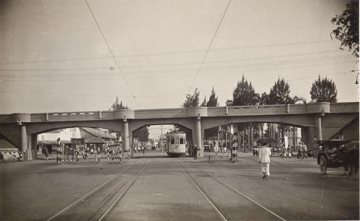 Trem di bawah viaduct Pahlawan 1925 (Prentenkabinet) 