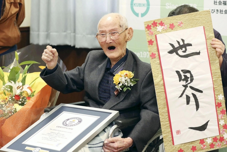 Chitetsu Watanabe saat menerima penghargaan dari Guinness world record. Sumber foto CCTV.com