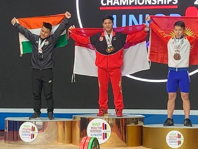 Lifter-lifter junior dan remaja Indonesia memecahkan rekor dunia dan membawa pulang medali emas dari Uzbekistan (sports.tempo.co)