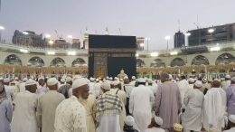 Jemaah haji dari berbagai negara sedang melaksanakan ibadah di Masjidil Haram | sumber: dokumen pribadi
