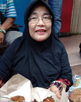 Ibu Kusnia Pranata, penjual ayam goreng serundeng Pasar Baru | dokpri