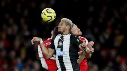 Mustafi terlibat duel dengan pemain Newcastle United. Sumber gambar: Reuters.com