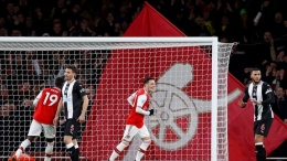 Mesut Ozil mencetak gol ketiga Arsenal ke gawang Dubravka. Sumber gambar: Reuters.com
