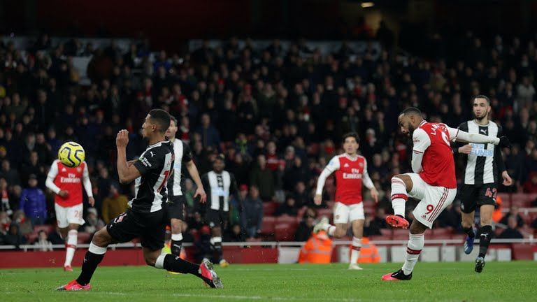 Lacazette akhiri puasa golnya ke gawang The Magpies. Sumber gambar: Reuters.com