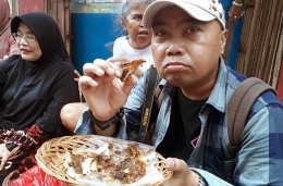 Boss Madyang tengah menikmati Ayam Serundengnya (Dokpri)