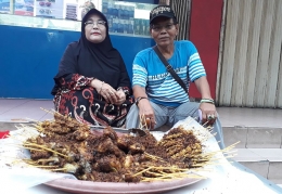 Ibu Kusniah dan pak Pranata sang suami, bersama dagangan Ayam Serundeng mereka (Dokpri)
