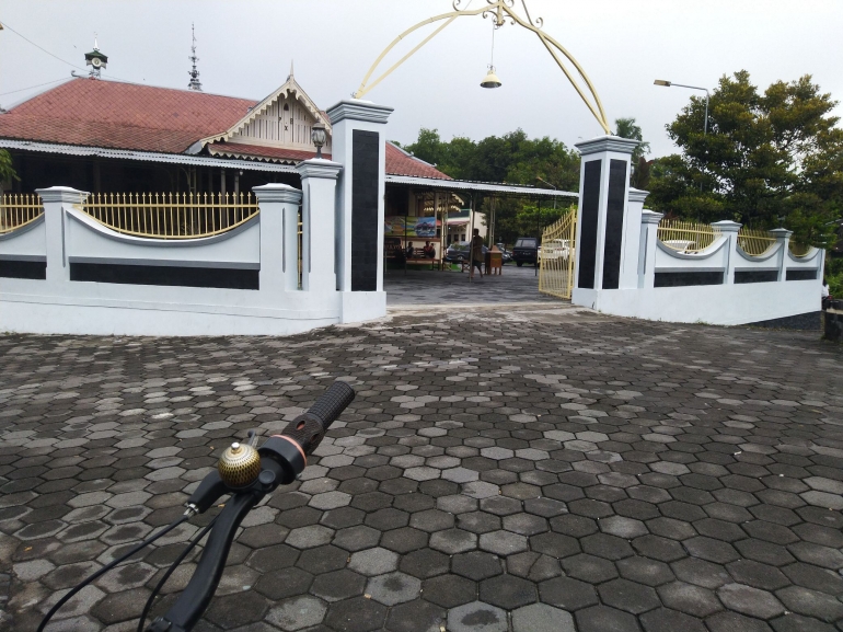 Istirahat di depan Masjid Cipto Mulyo Pengging-Boyolali. (dokumen pribadi)