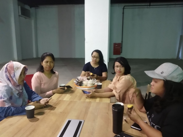 menikmati snack, kopi teh sebelum download ilmu dimulai. dok pri