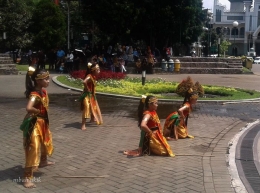 Tampil di alun-alun pusat Kota Malang. Dokpri