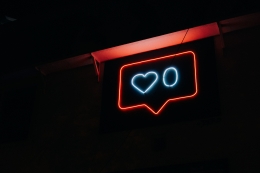 Neon oleh Prateek Katyal - Foto: unsplash.com