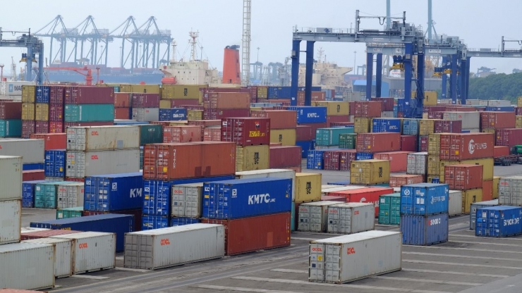 Kegiatan ekspor impor di pelabuhan