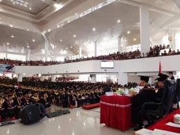 suasana acara wisuda di auditorium(sumber:ellenkumaat)