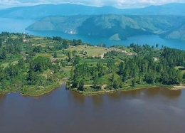 Danau Aeknatonang dengan latarbelakang Danau Toba dan punggung Bukit Barisan (Foto: gramho.com)