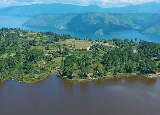 Danau Aeknatonang dengan latarbelakang Danau Toba dan punggung Bukit Barisan (Foto: gramho.com)
