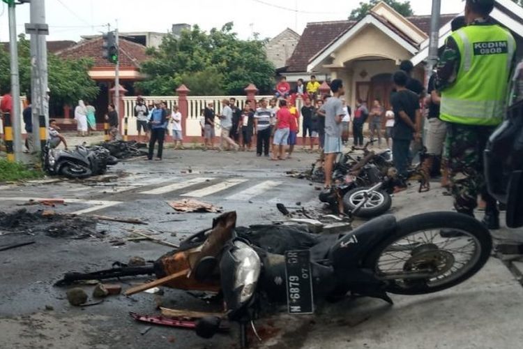Sejumlah rangka kendaraan setelah terbakar saat bentrok antara pendukung Persebaya dan Arema dalam semifinal Piala Gubenur Jawa Timur 2020 di Kota Blitar, Jawa Timur, Selasa (18/2/2020) (Kompas.com)