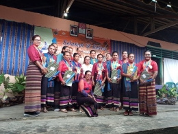 Pose BersamaWisudawati Akademi Paradigta Pekka bersama Camat Ile Boleng, Kadis DP2KBP3A Flotim