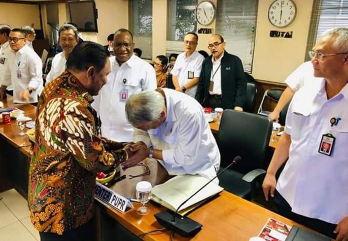 Senator asal Aceh, Abdullah Puteh berjabat tangan dengan Menteri PUPR, Basuki Hadimuljono (Foto: Ist).