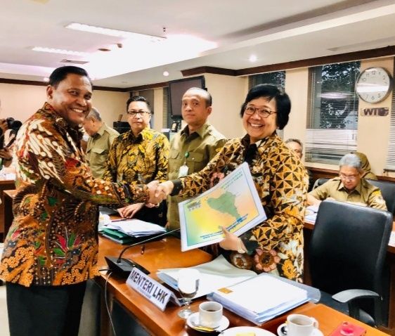 Senator Aceh, Abdullah Puteh bersama Menteri Lingkungan Hidup dan Kehutanan, Siti Nurbaya. (Foto: SinarPost.com)