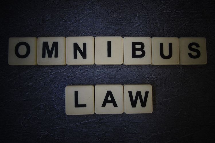 ilustrasi Omnibus Law (sumber: Shutterstock via kompas.com)