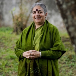 Vandana Shiva, Aktivis Perempuan dan Lingkungan India | Sumber: pinterest/tbarutha