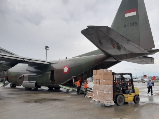 Pesawat Hercules C-180 A dari TNI Skadron Udara 32 Abdulrahman Saleh dalam misi kemanusiaan gempa bumi, tsunami, dan likuifaksi Palu dan Donggala pada November 2018 silam. / tni.mil.id