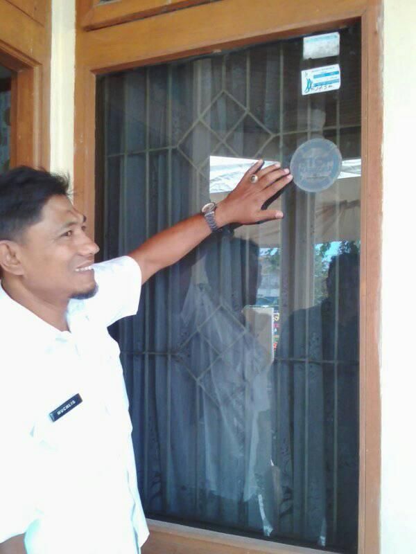 Penempelan Stiker STOP Narkoba oleh Staf BNNK Banda Aceh