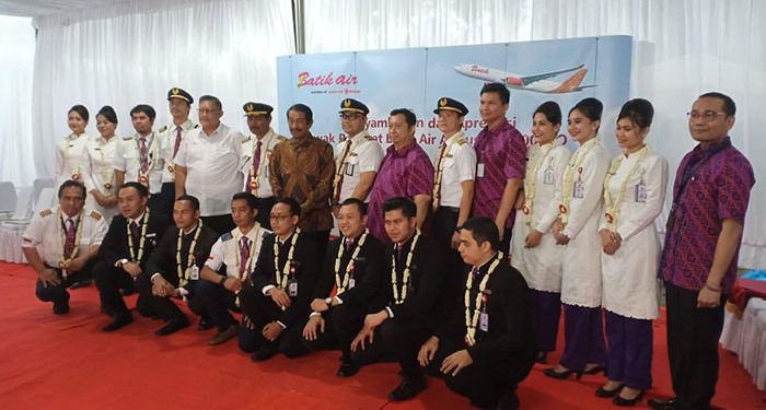 https://www.portonews.com/2020/laporan-utama/batik-air-apresiasi-18-awak-pesawat-penerbangan-misi-kemanusiaan-rute-soekarno-hatta-wuhan/Para kru Batik Air ID-8618 yang mendapat penghargaan dari Kementerian Perhubungan setelah menjalani masa karantina selama 14 hari pada Selasa (18/02/2020) / beritasatu.com
