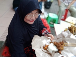 Ibu Pranata Penjual Ayam Serundeng (Dok.Pribadi)