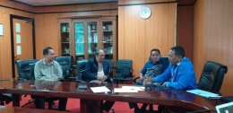 Kartianus Durun (kedua dari kanan) & Alex Plate (paling kanan) berbincang di kantor Menkominfo | Dok. Pribadi
