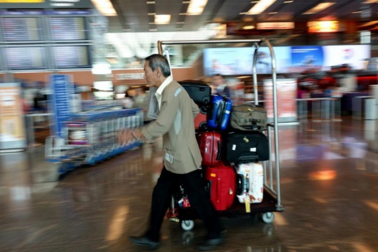 Para pekerja di Bandara Changi yang didominasi warga lanjut usia. Foto: The Strait Times  