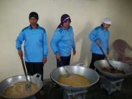 Salah satu Kelompok Wanita Tani di Muaro Jambi sedang memasak abon patin