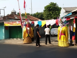 Ondel-ondel tampil di ruas jalan Mabes Hankam. Foto | Dokpri