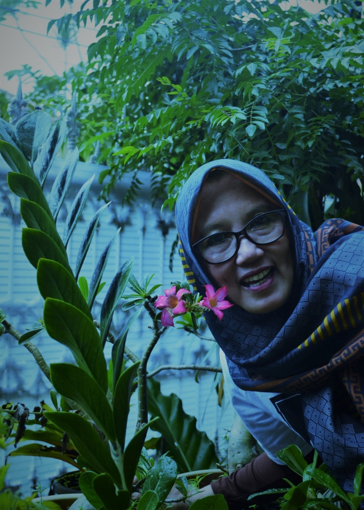 (Farida Rendra Saimi, dengan ekspresi ceria di bunga kesayangan / Photo by: Rendra Tris Surya))