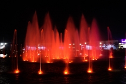 Dancing fountain merupakan pertunjukan yang biasa dinikmati oleh pengunjung Kiara Artha Park, Kamis [20/02]
