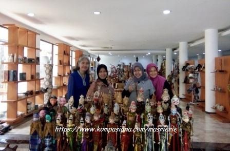 Wayang Golek, kerajinan ala Jabar, pengunjung yang sedang berbelanja berselfie ria .... di Galeri Kerabat Store... Gedung Dekranasda Jabar, Februari 2020 | Dokpri