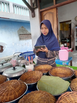 Pedagang Nasi Jamblang (Sumber: J.Haryadi)