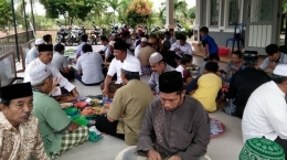 Para jemaah Masjid Jama Atur Rahma sedang menikmati santap bersama usai salat Jumat, Jumat (23/2/2018). - SRIPOKU.COM/RAHMAD ZILHAKIM