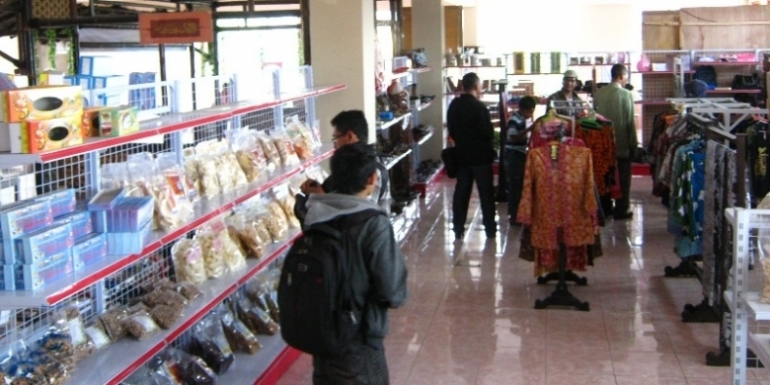Pusat oleh-oleh dan kuliner khas Kendal, Jawa Tengah (Kompas.com/Slamet Priyatin)