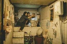 Ki-woo bersama adik dan kedua orang tuanya tinggal di semi basement apartemen yang sempit dan nampak kumuh (gambar: IMDb)