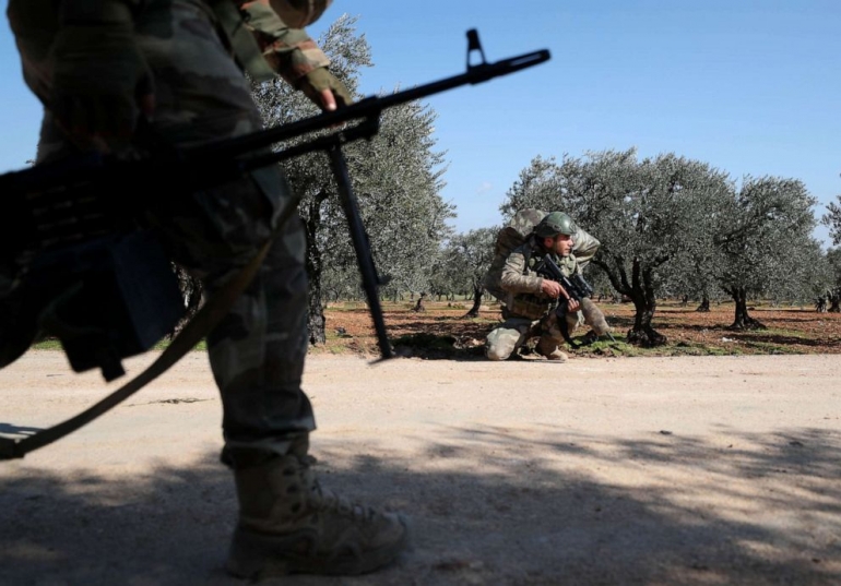 Salah satu aksi pasukan Turki di posisi utara desa Nayrab pada 20 Februari 2020. Sumber gambar : Omar Haj Kadour/AFP via Getty Images