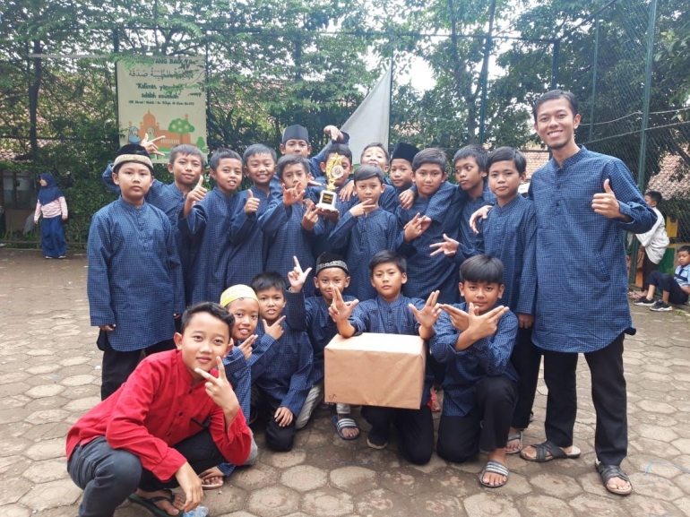 dokumen pribadi--Mengabadikan momen ketika mendapatkan hadiah