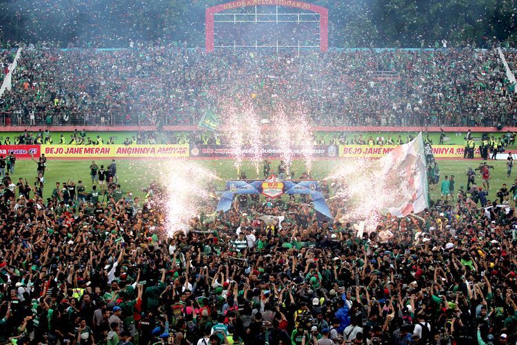 Persebaya Surabaya merayakan gelar juara turnamen pramusim Piala Gubernur Jatim 2020 (KOMPAS/SUCI RAHAYU)