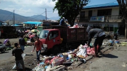 Petugas Pengangkut Sampah Dinas Lingkungan Hidup kabupaten Flores Timur saat mengangkut sampah di Pasar Inpres Larantuka. (Foto/Dokpri)