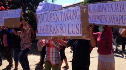 Ilustrasi: Unjuk rasa menentang penutupan lokaisasi pelacuran Tanjung Elmo (Sumber: liputan6.com)