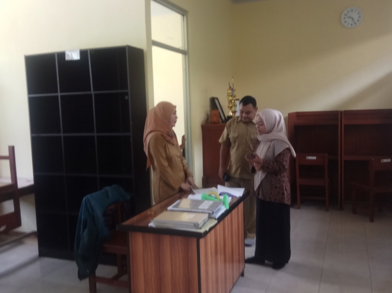 Pustakawan dari Dinas Kearsipan dan Perpustakaan kabupaten Bangka lakukan pembinaan di perpustakaan SMP Setia Budi (dokpri) 