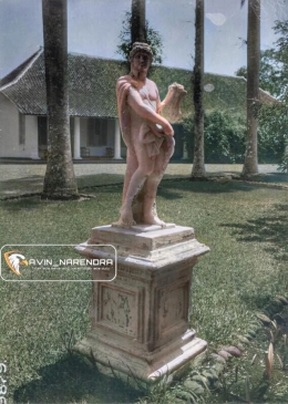 Patung Marmer Apollo di Halaman Depan