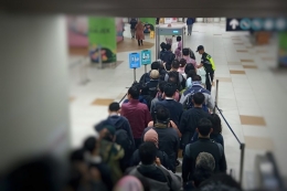 Antrean pemeriksaan keamanan di Stasiun MRT Dukuh Atas (foto: widikurniawan)