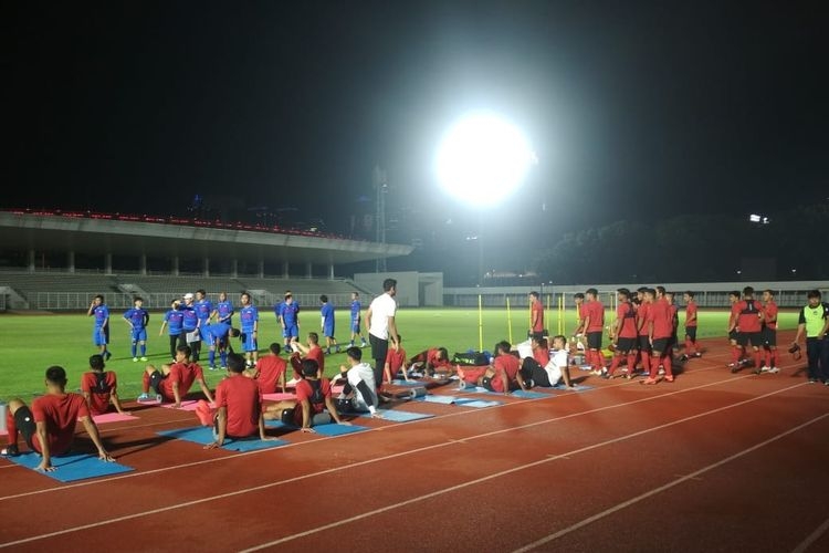 Suasana hari pertama pemusatan latihan timnas Indonesia di bawah asuhan pelatih Shin Tae-yong di Stadion Madya, Jakarta, Jumat 14 Februari 2020.(KOMPAS.com/ M. Hafidz Imaduddin)