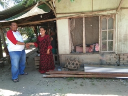 Walinagari Lubuk Alung Hilman H menyerahkan bantuan berupa alat bangunan kepada warganya yang terkena musibah. foto dok pemerintahan nagari lubuk alung | dokpri